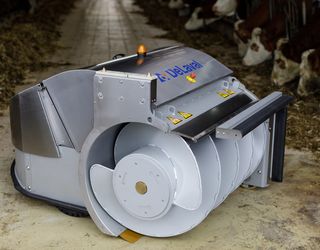 Робот-підгортач змішує корм для корів перед подачею на кормовий стіл