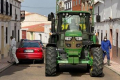 Іспанські фермери фумігаційними машинами знезаражують міста