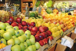 Українське яблуко дешевшає, але рітейл заповнює полиці імпортом