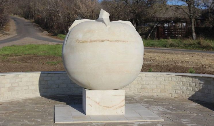 У Вінницькій області поставили пам’ятник томату