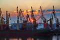 Українські порти призупиняють вантажні операції