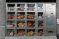 Польський фермер почав продавати фрукти та овочі з автомату