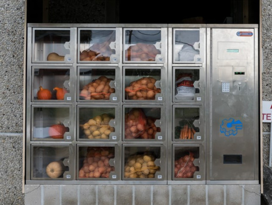 Польський фермер почав продавати фрукти та овочі з автомату