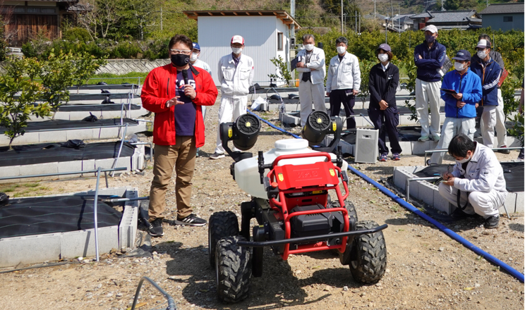 Польовий робот XAG R150 запилив яблуневий сад у Японії