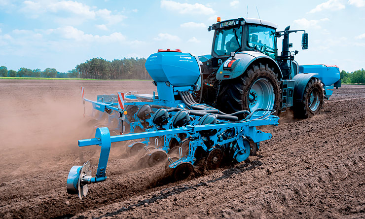 Із сівалкою точного висіву LEMKEN Azurit аграрії в полях випробовують переваги технології DeltaRow