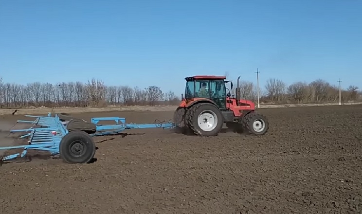 «ПриватАгро» на Полтавщині здійснює закриття вологи в ґрунті