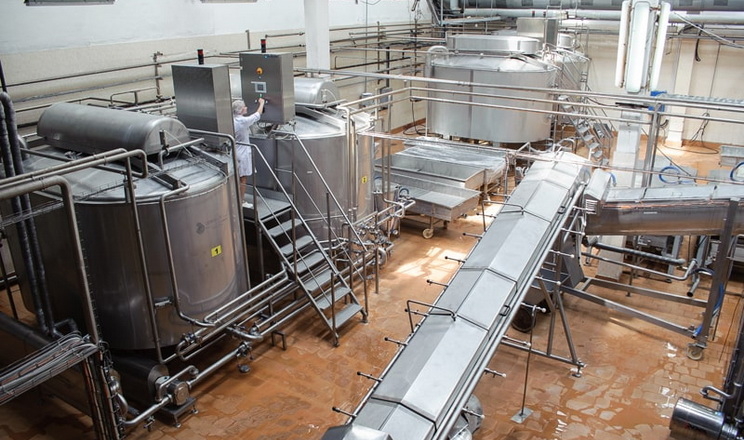 Від промислових ферм на перероблення потрапляє 39,8% молока екстраґатунку