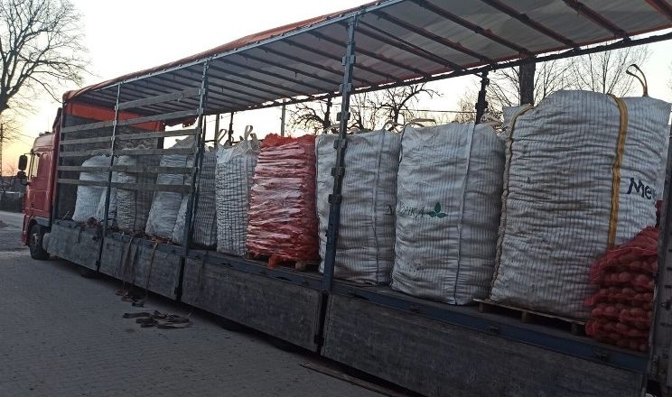 Польські фермери відправили гуманітарні овочі в Україну