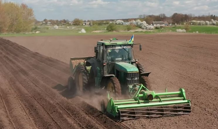 Фермери на Рівненщині висаджують картоплю з сантиметровою точністю