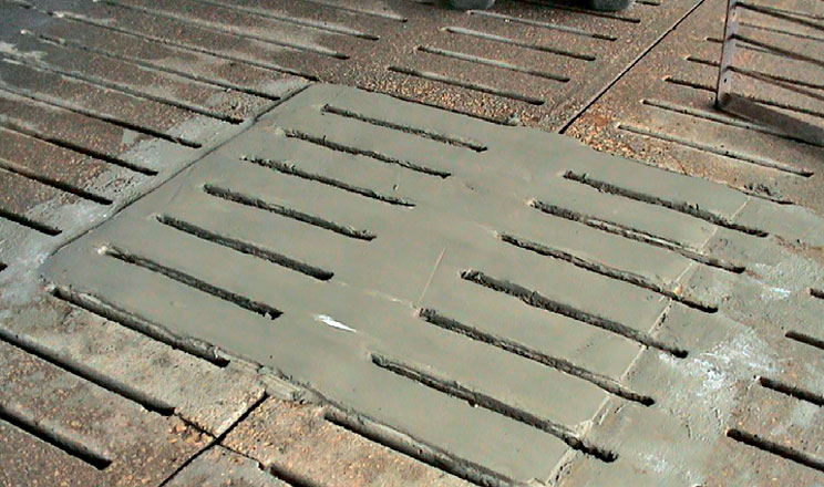 Як відремонтувати «невидимі» пошкодження бетонної підлоги в свинарнику