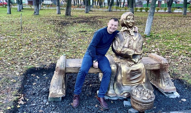 На Полтавщині встановили скульптуру бабусі зі сливами