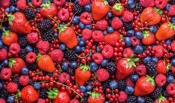 Аналітик пояснив, чому українські ягоди та фрукти такі дорогі