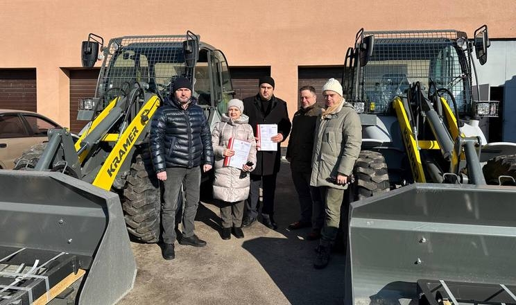 ІМК передала фронтальні навантажувачі для відбудови Чернігівщини