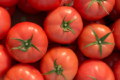 Рожевий томат Мануса F1 не поступається врожайністю червоним гібридам