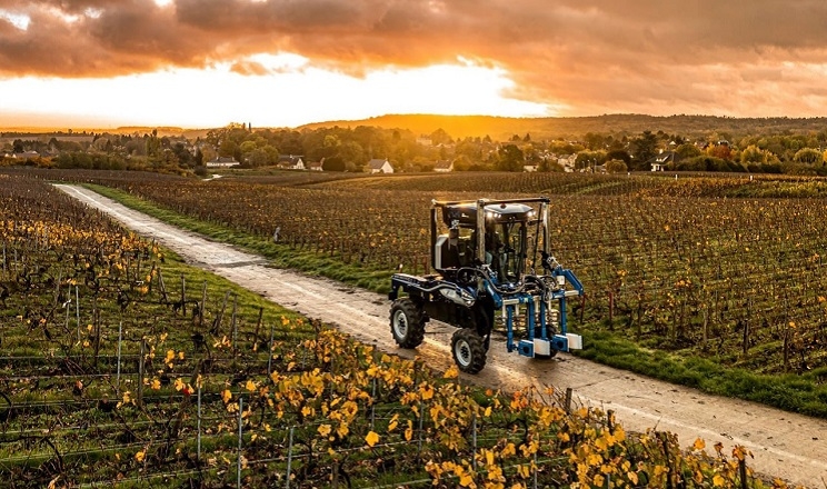 New Holland презентує футуристичний Straddle Tractor для виноградників