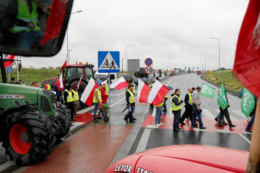 Польські фермери заблокували виїзд вантажівок перед пунктом пропуску «Медика - Шегіні»