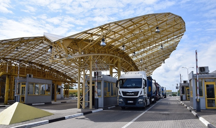 Обсяги перевезень вантажівками на польському кордоні збільшилися втричі