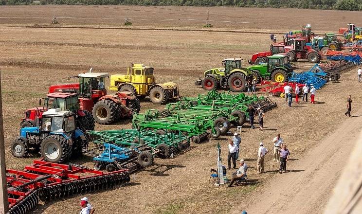 Українські фермери розпродають техніку через закриття зернових коридорів, - думка