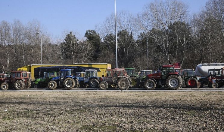 Болгарські аграрії перекрили дороги на знак протесту щодо відновлення імпорту зерна з України