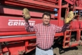 Чернігівський фермер показав величезну картоплю вітчизняної селекції