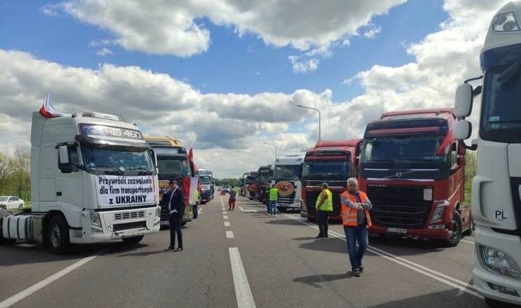 Кількість вантажівок на пунктах пропуску на кордоні з Польщею зменшилася