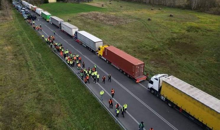 Польські перевізники блокують чотири пункти пропуску – у черзі близько 4700 вантажівок
