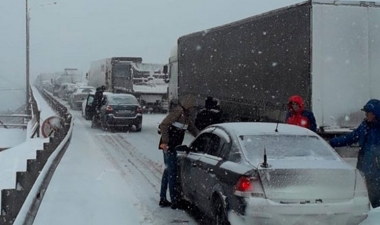Через негоду Молдова призупинила пропуск вантажівок, на трасах у чотирьох областях обмежено рух транспорту