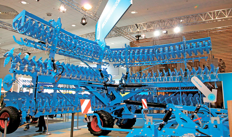 Стенд компанії LEMKEN у Ганновері — це саме те місце, де буває дуже непросто проштовхнутися відвідувачам виставки