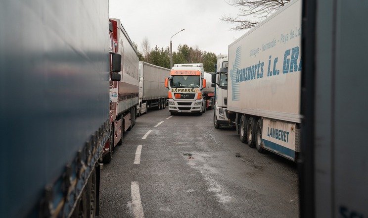 Максимальний час очікування вантажівок у чергах на пунктах пропуску скоротився до 5,5 доби