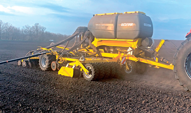 Універсальна, ощадлива та високоефективна сівалка OMEGA від BEDNAR виручає українських аграріїв в умовах зниження рентабельності виробництва