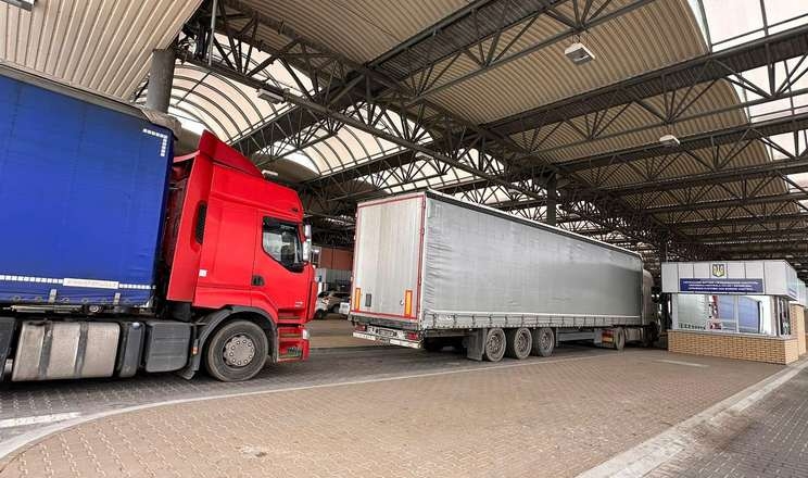 Обсяги автомобільних вантажних перевезень на польському кордоні зросли майже утричі