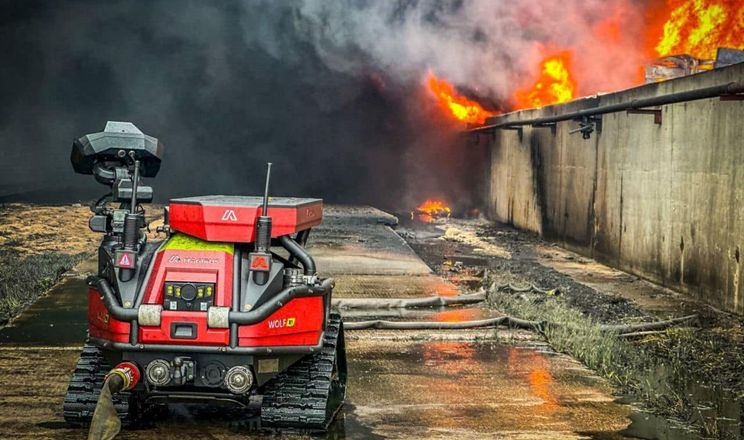 Під час авіанальотів пожежу терміналу на Одещині тушить робот