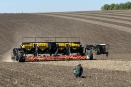 Крупний агрохолдинг посіяв соняшник і кукурудзу системним трактором Nexat