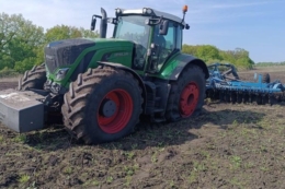 Трактор підірвався в полі на Харківщині