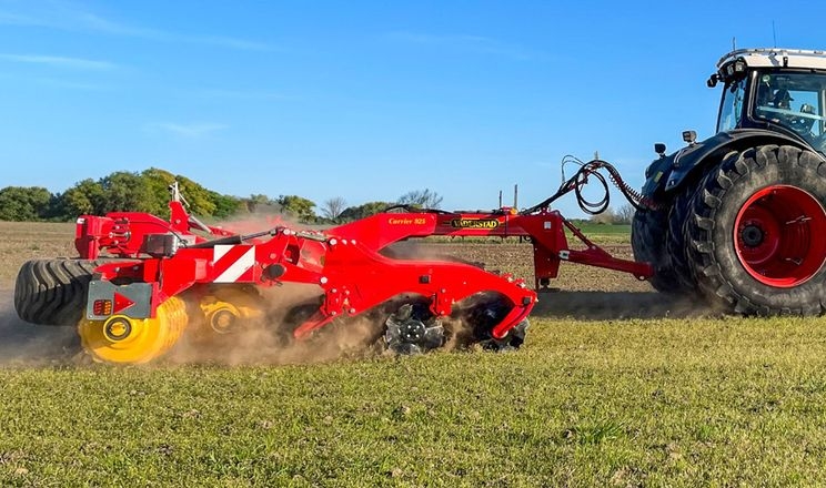 Борона Väderstad Carrier 925 агресує проти бур’янів трьома рядами дисків