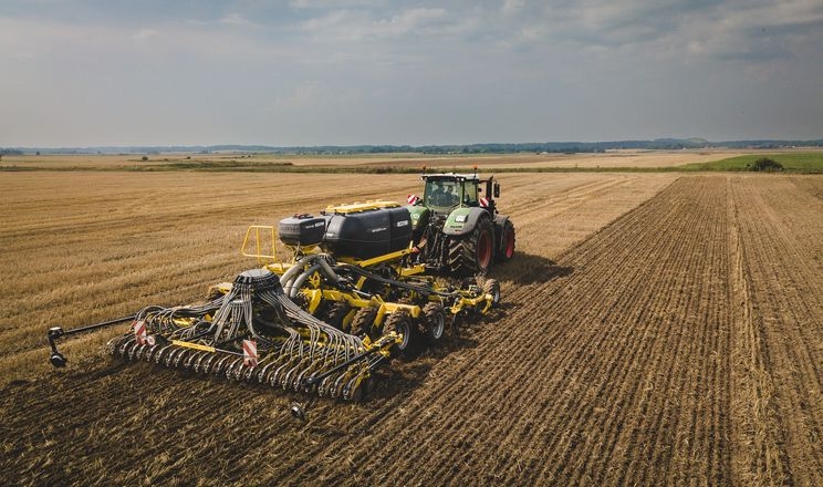 Сівалка  для смугового посіву виконує три операції за один прохід