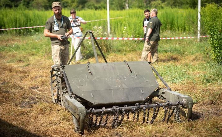 Українські робокосарки для замінованих полів випробували на полігоні