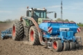 Бункер LEMKEN Solitair ефективно комбінує агрегати для сівби