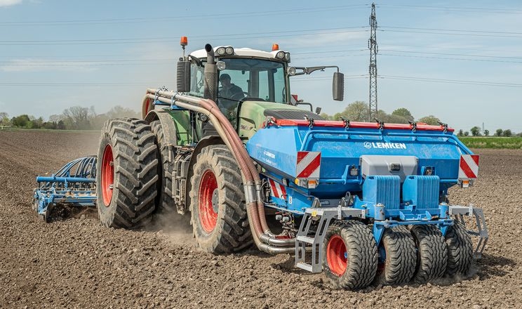 Бункер LEMKEN Solitair ефективно комбінує агрегати для сівби