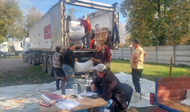 На Житомирщині «Агростем» розраховується з пайовиками зерном нового врожаю