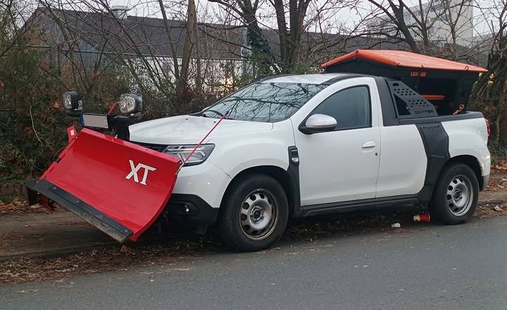 Пікап адаптували до прибирання снігу 