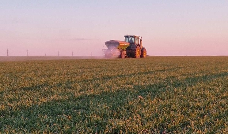 Підживлення озимих по мерзлоталому ґрунту стартувало в Tekom Agro Group