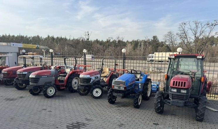 Трактори для всього: які машини потрібні фермерам, а які будівельникам