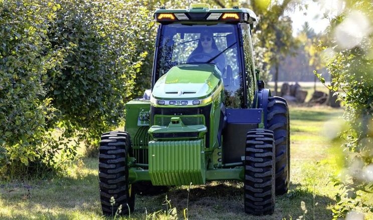 Електротрактор John Deere E-Power хвалять за тиху роботу та легше керування