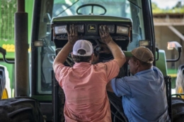 Фермери можуть отримати право самостійно лагодити техніку John Deere<br>
