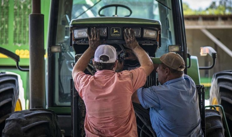 Фермери можуть отримати право самостійно лагодити техніку John Deere<br>