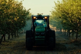 Перший автономний трактор John Deere пройшов випробування в горіхових садах