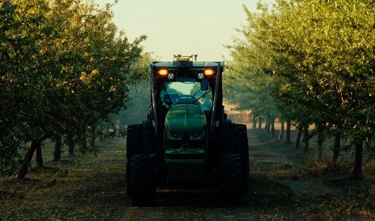 Перший автономний трактор John Deere пройшов випробування в горіхових садах