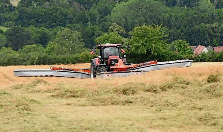Kuhn представила задньонавісну косарку завширшки 15 метрів