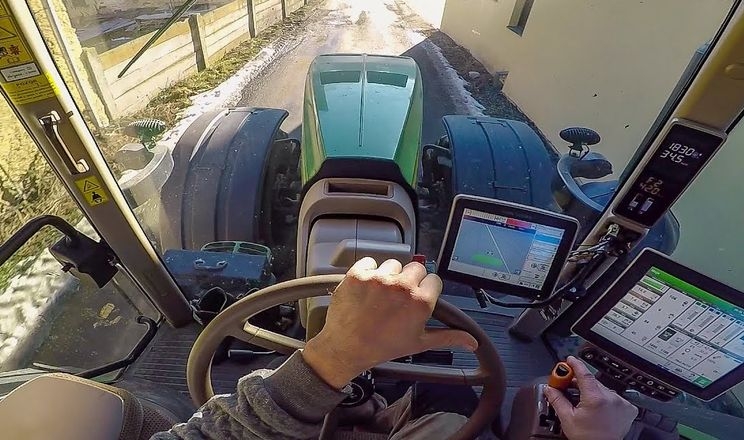 Водіям вантажівок і автобусів дозволили керувати сільгосптехнікою без посвідчення тракториста